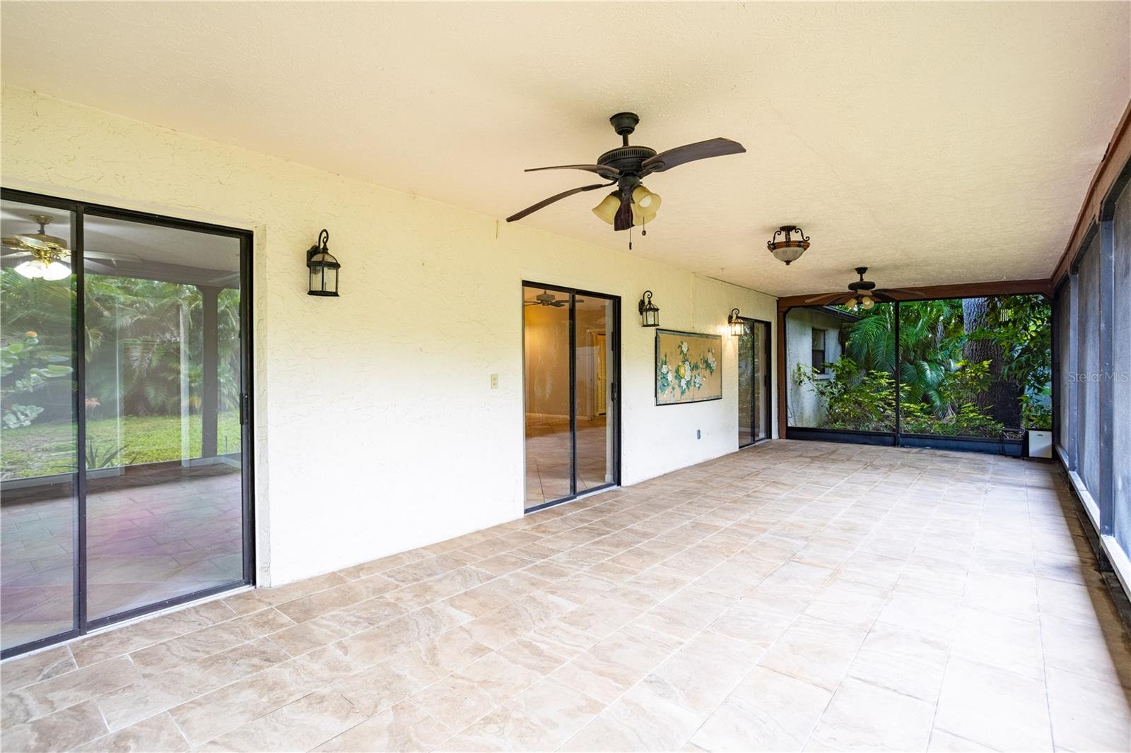Screened in Back Patio with Ceiling Fans for a Hot Day!