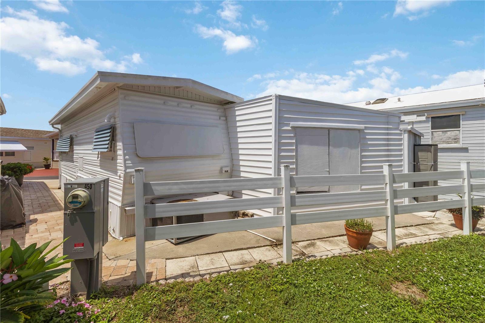 TB8422386 Property Photo