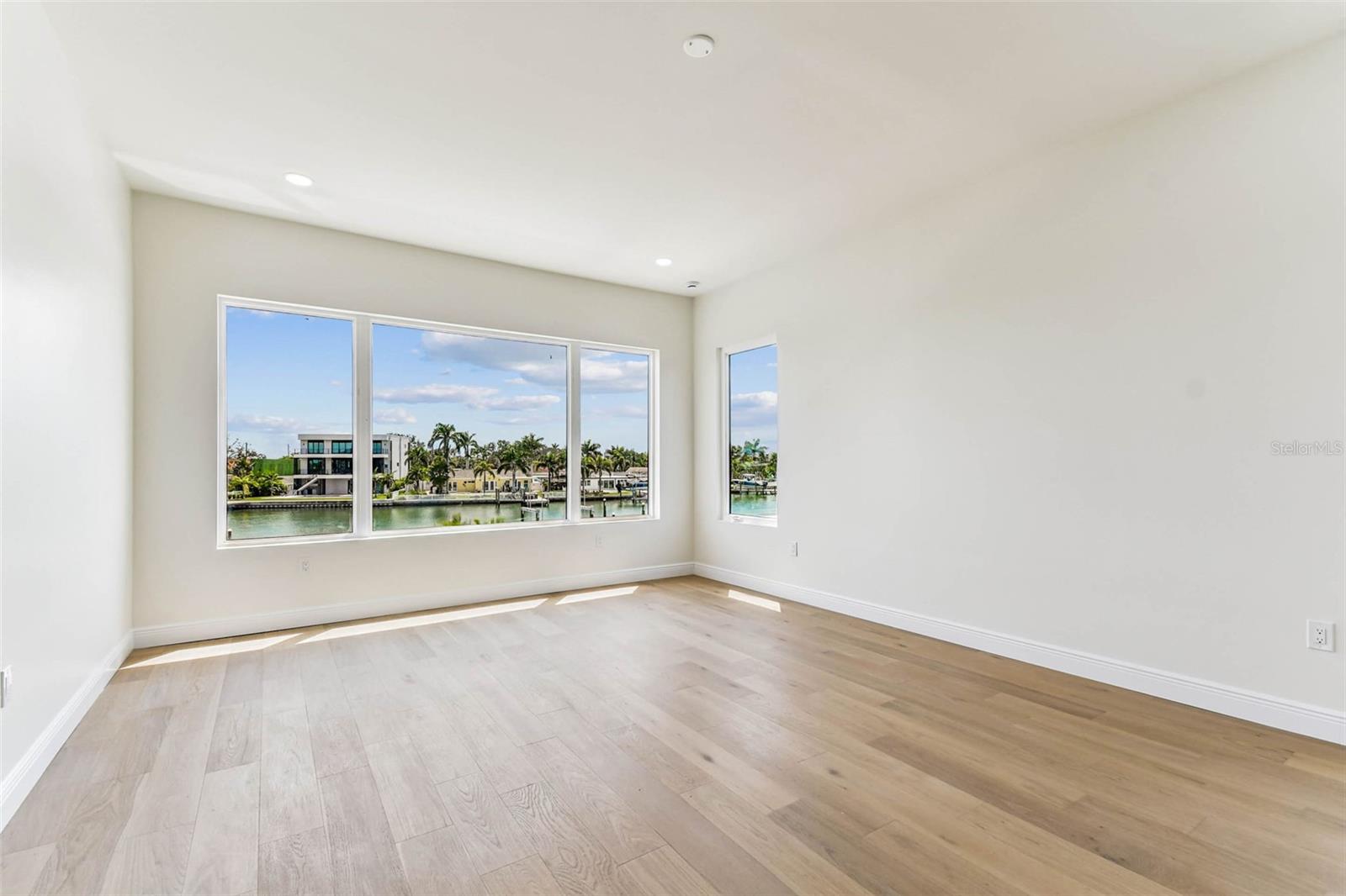 TB8422429 Property Photo