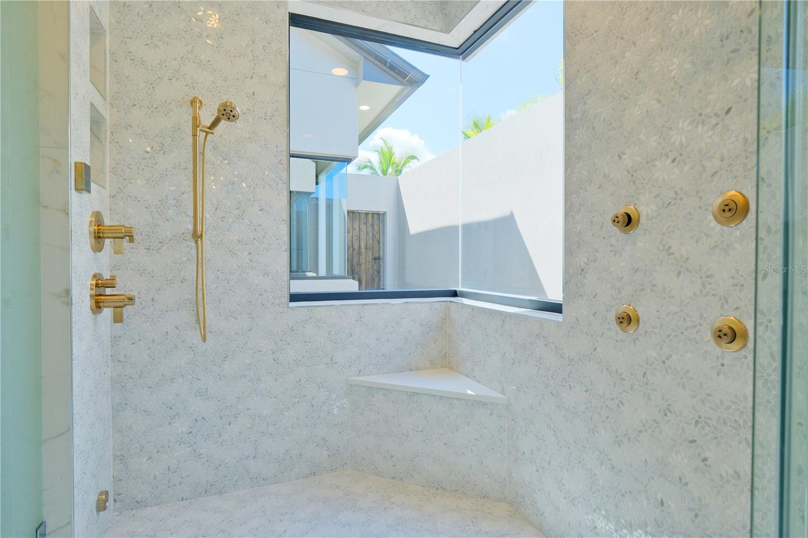 A4663567 Property Photo