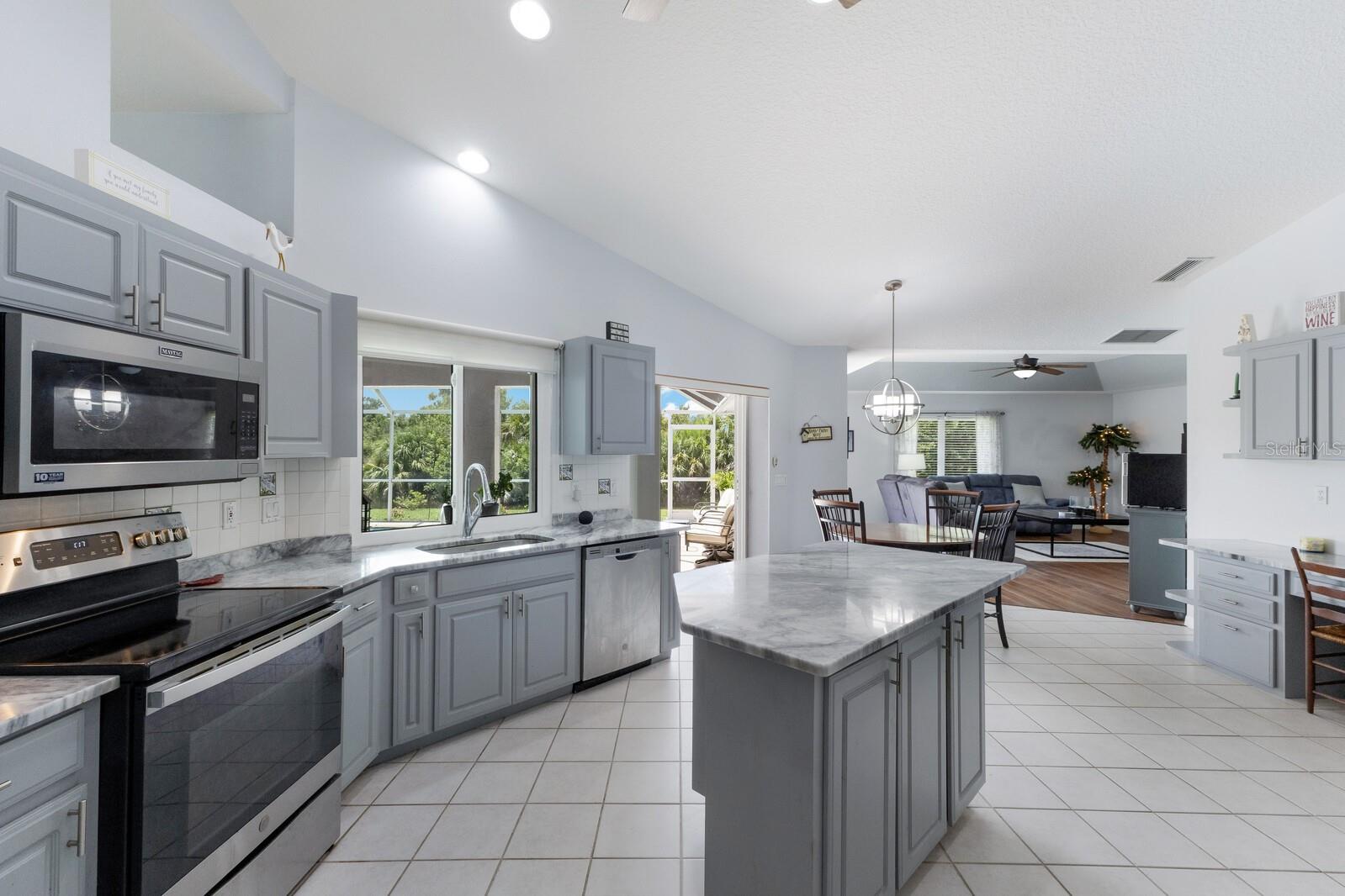 498 LAKE OF THE WOODS DR, VENICE, FL, 34293