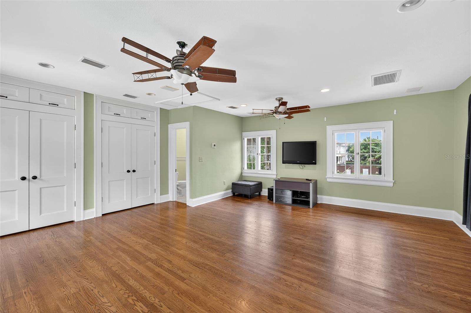 TB8422893 Property Photo