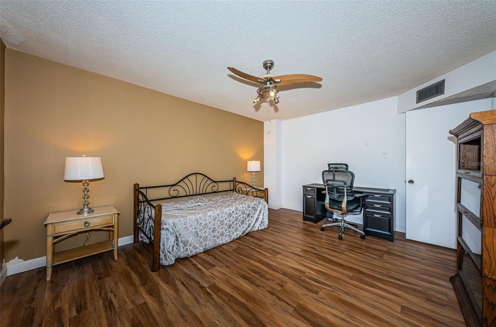 TB8423046 Property Photo