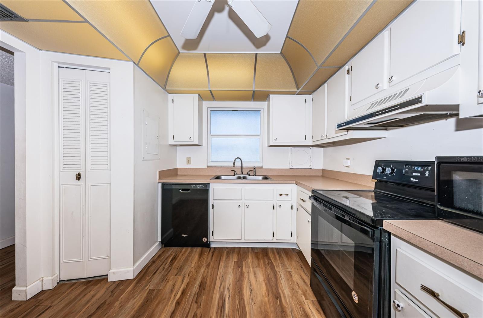 TB8423046 Property Photo