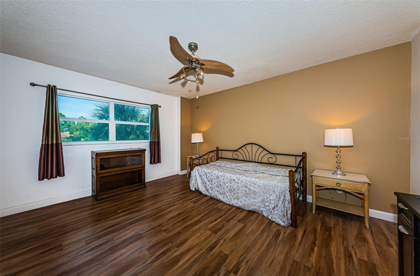 TB8423046 Property Photo