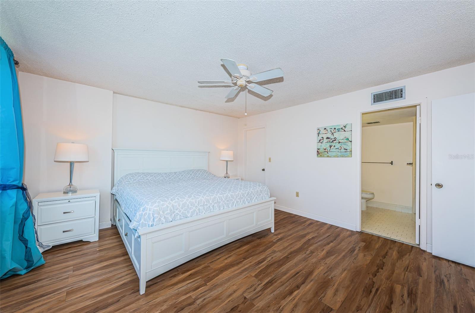 TB8423046 Property Photo