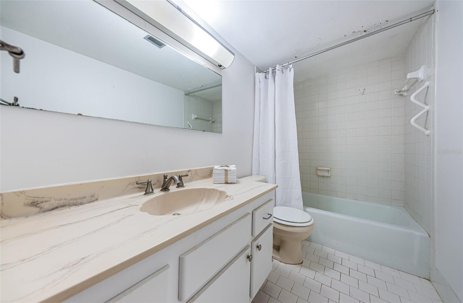 TB8423046 Property Photo