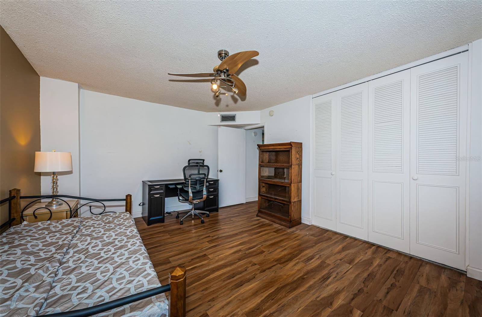 TB8423046 Property Photo