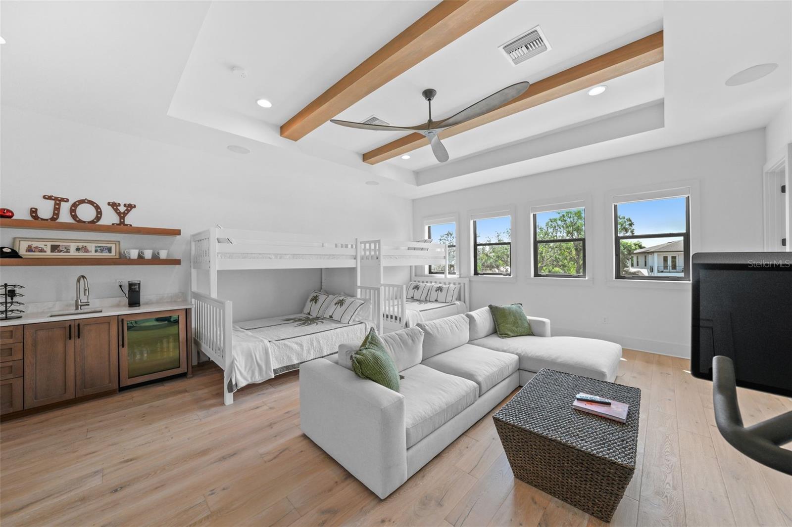 TB8423327 Property Photo