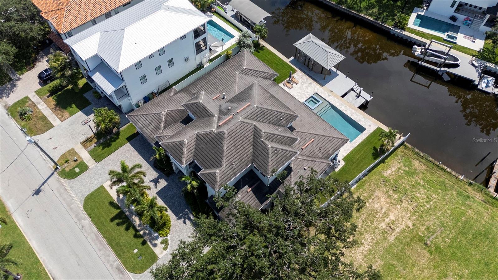 TB8423327 Property Photo