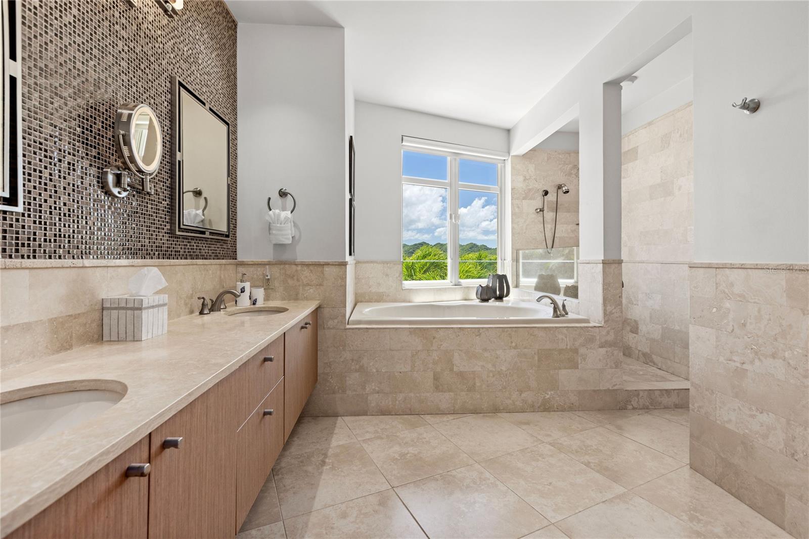 PR9115825 Property Photo