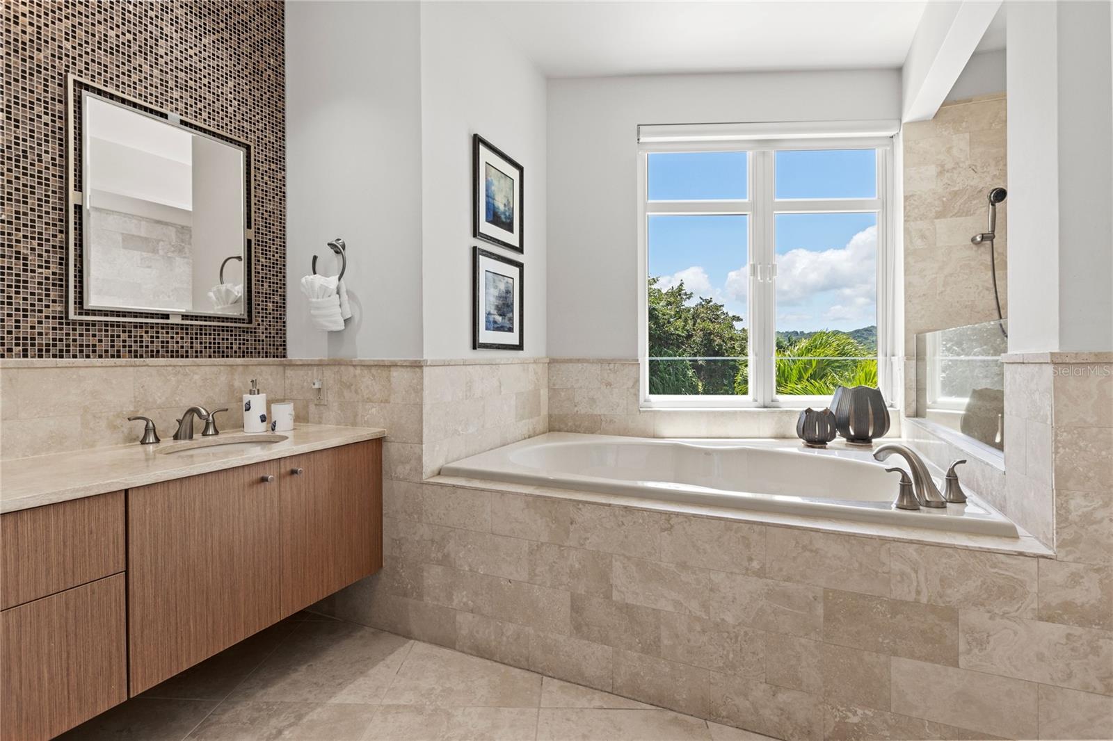 PR9115825 Property Photo