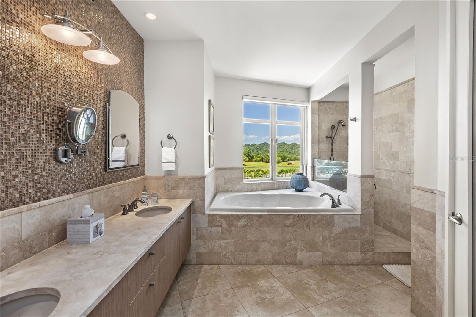 PR9115825 Property Photo