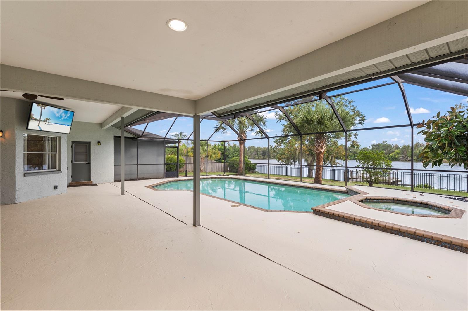 huge covered lanai to host outside