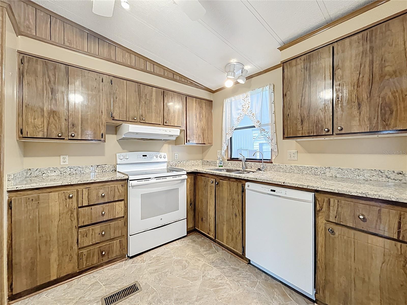 1440 NASSAU CIR, TAVARES, FL, 32778