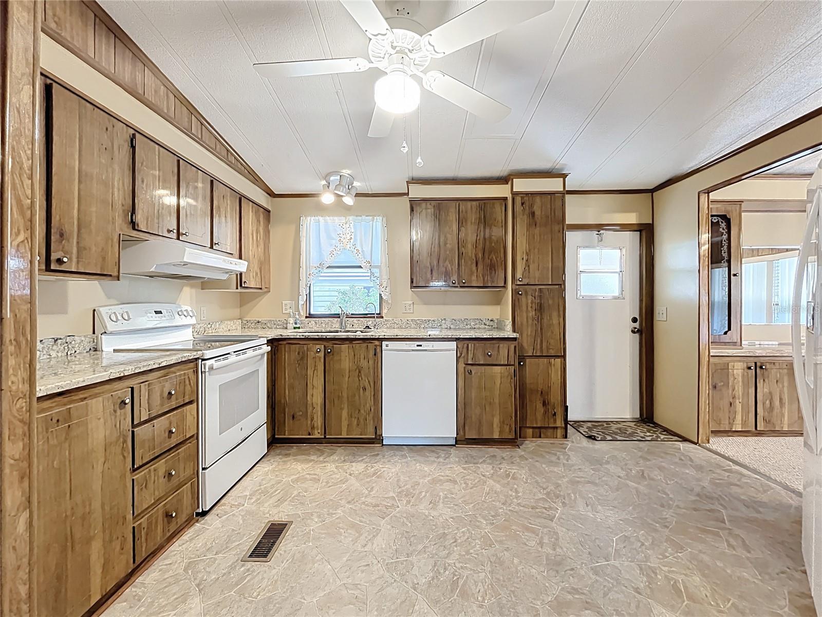 1440 NASSAU CIR, TAVARES, FL, 32778