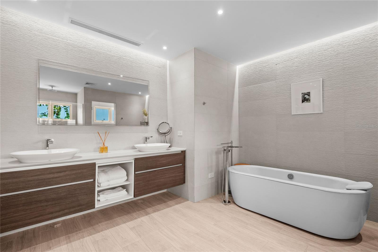 PR9115853 Property Photo