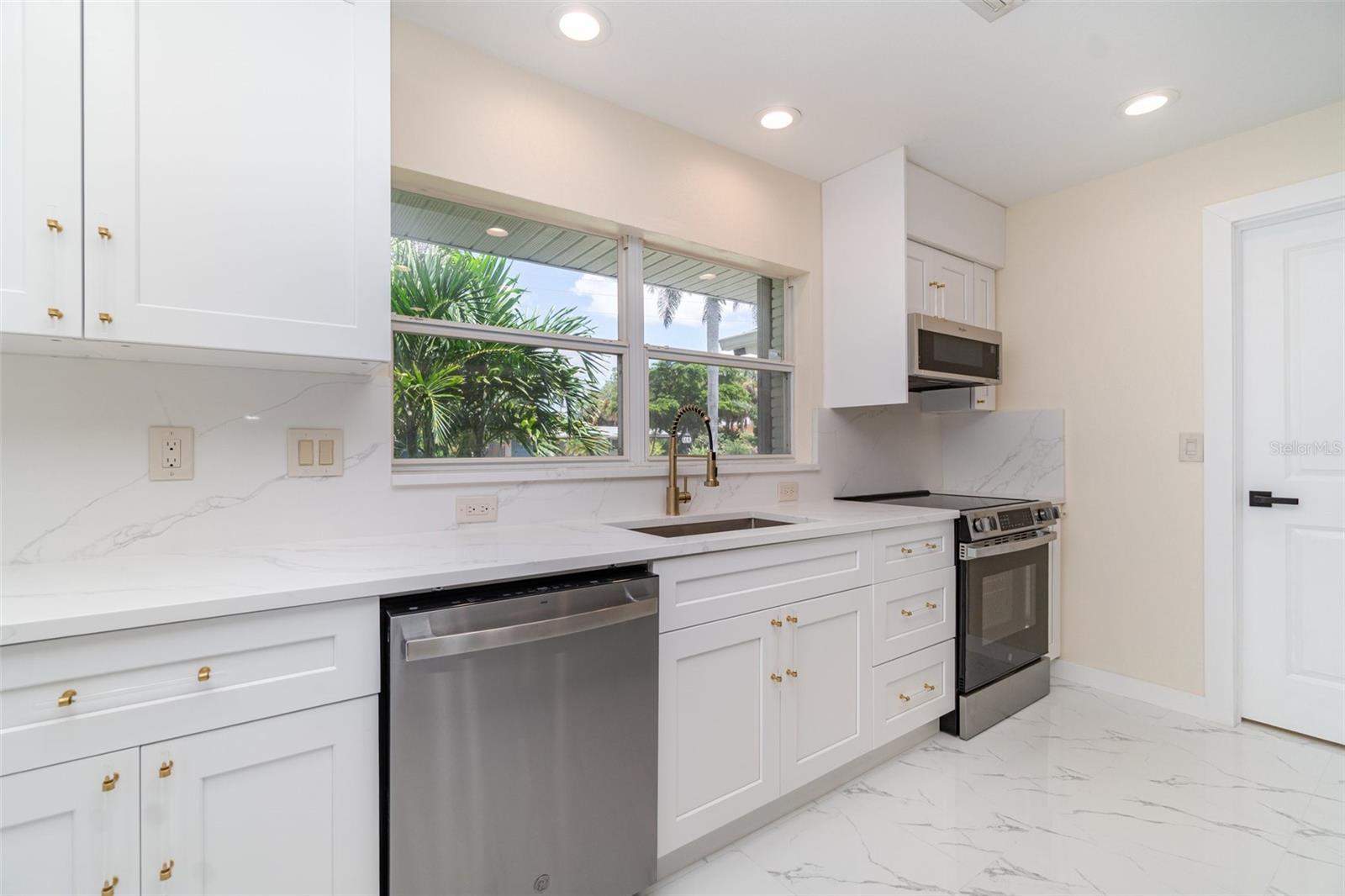 625 W OLYMPIA AVE, PUNTA GORDA, FL, 33950