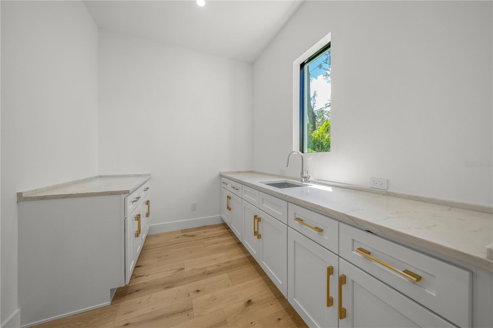 A4664044 Property Photo