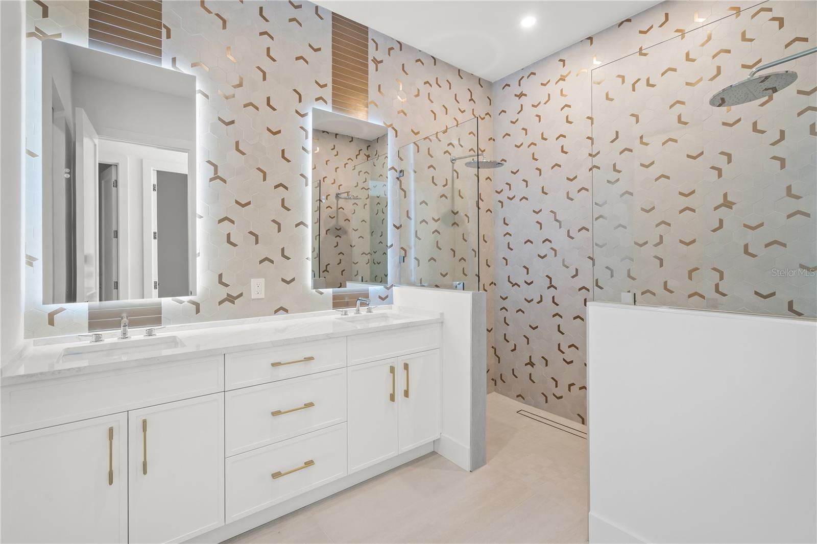 A4664044 Property Photo