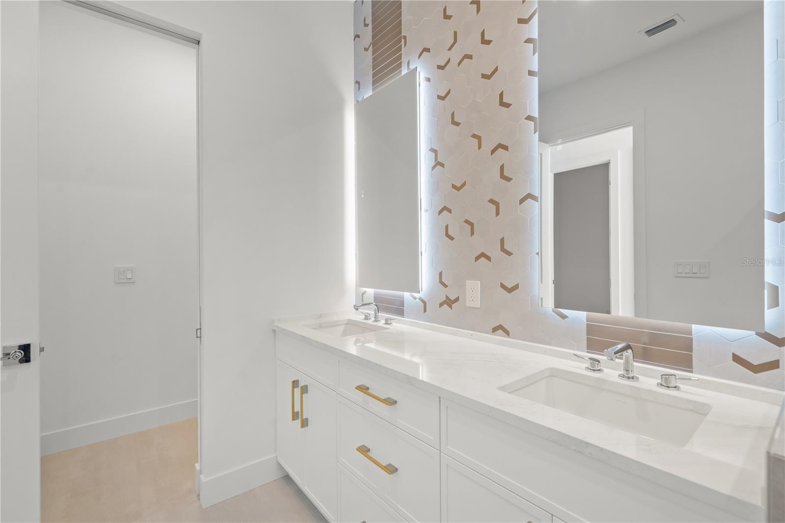 A4664044 Property Photo