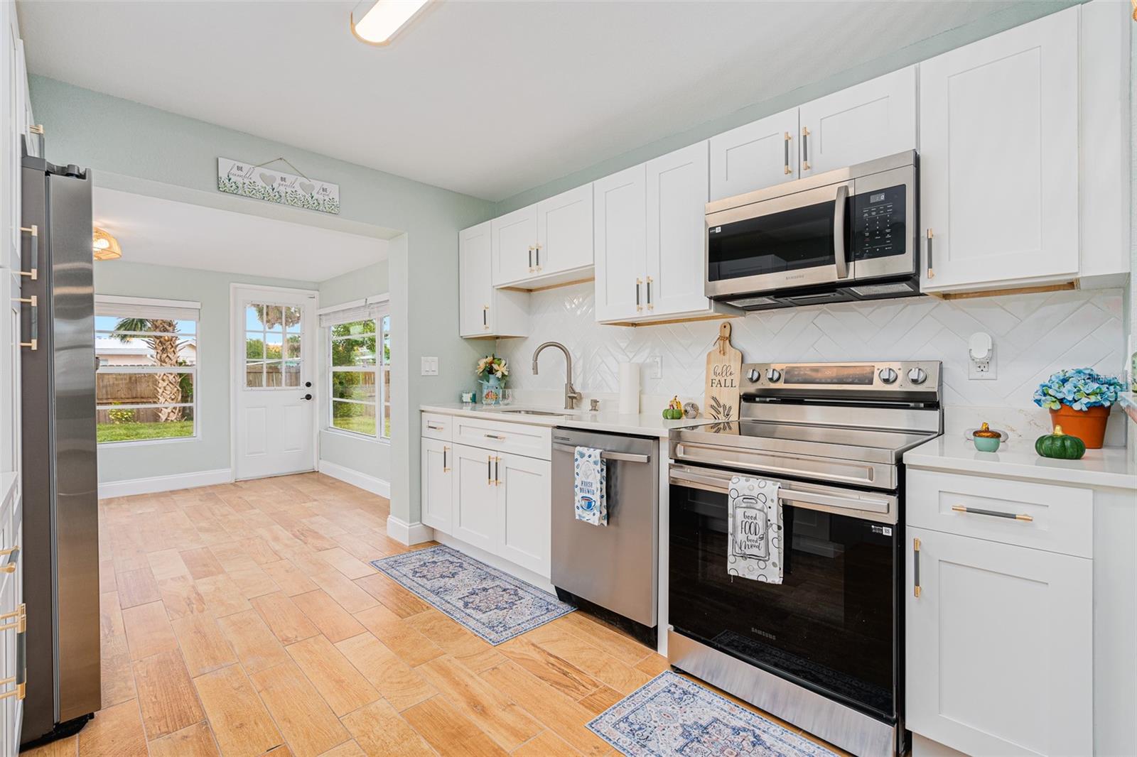 18 TROPICAL DR, ORMOND BEACH, FL, 32176