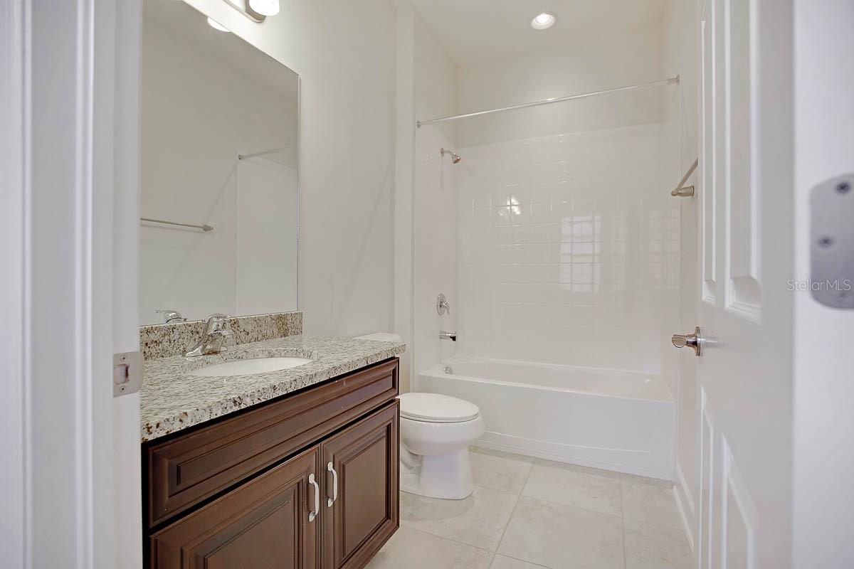 5810 VILLAGE CENTER DR, LITHIA, FL, 33547