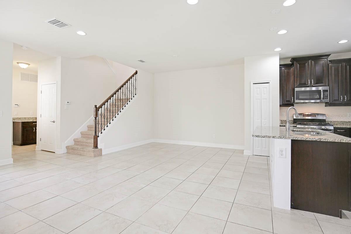 5810 VILLAGE CENTER DR, LITHIA, FL, 33547