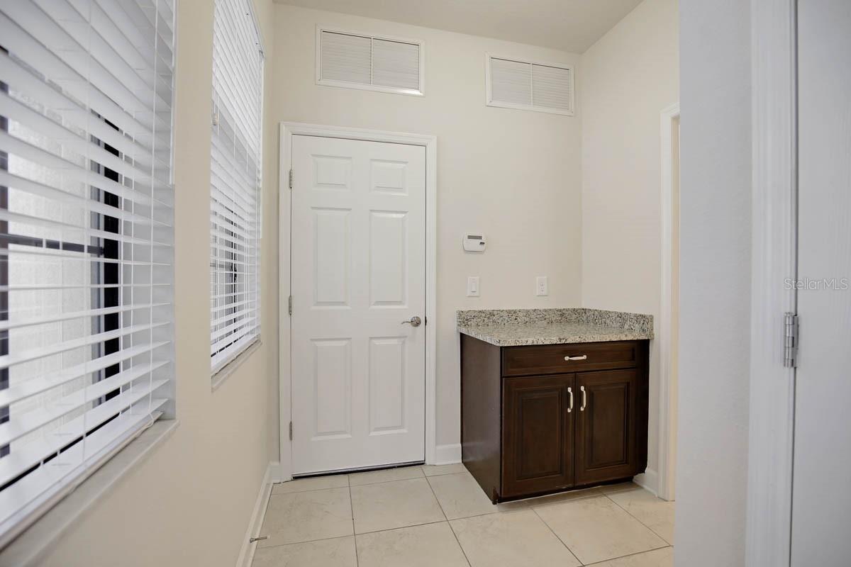 5810 VILLAGE CENTER DR, LITHIA, FL, 33547