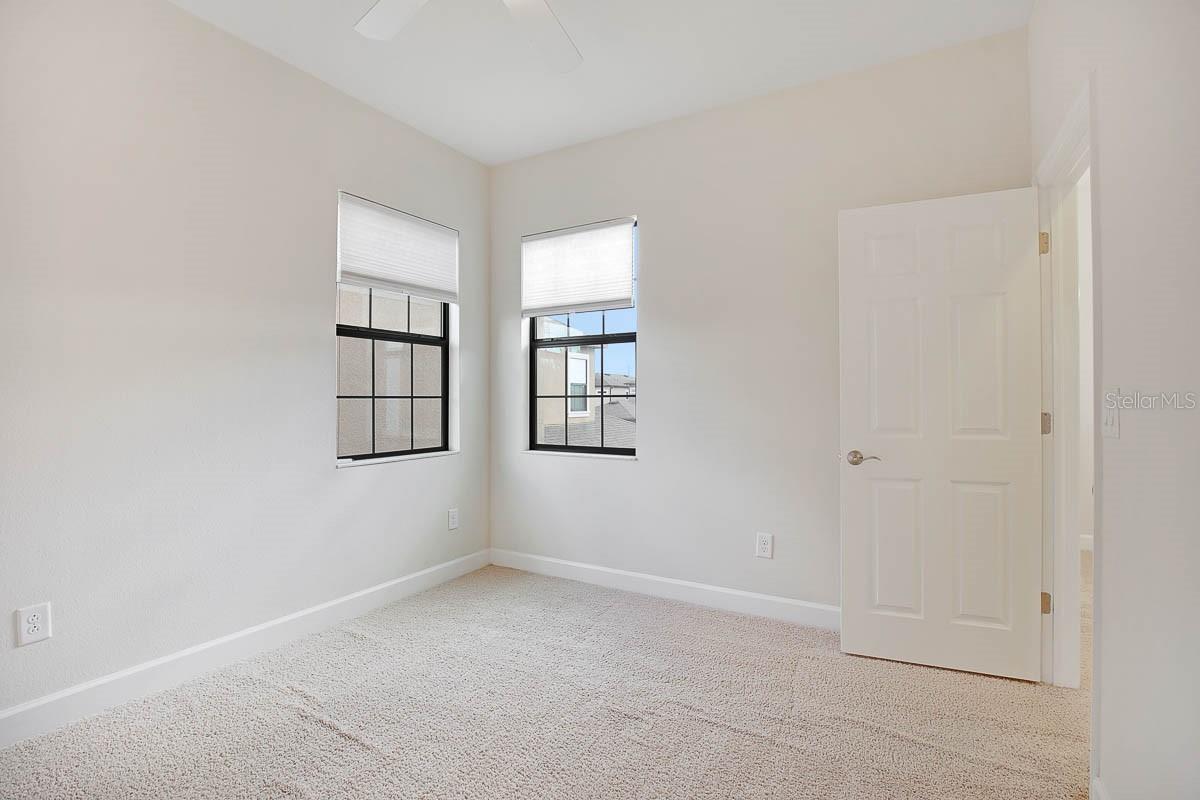 5810 VILLAGE CENTER DR, LITHIA, FL, 33547