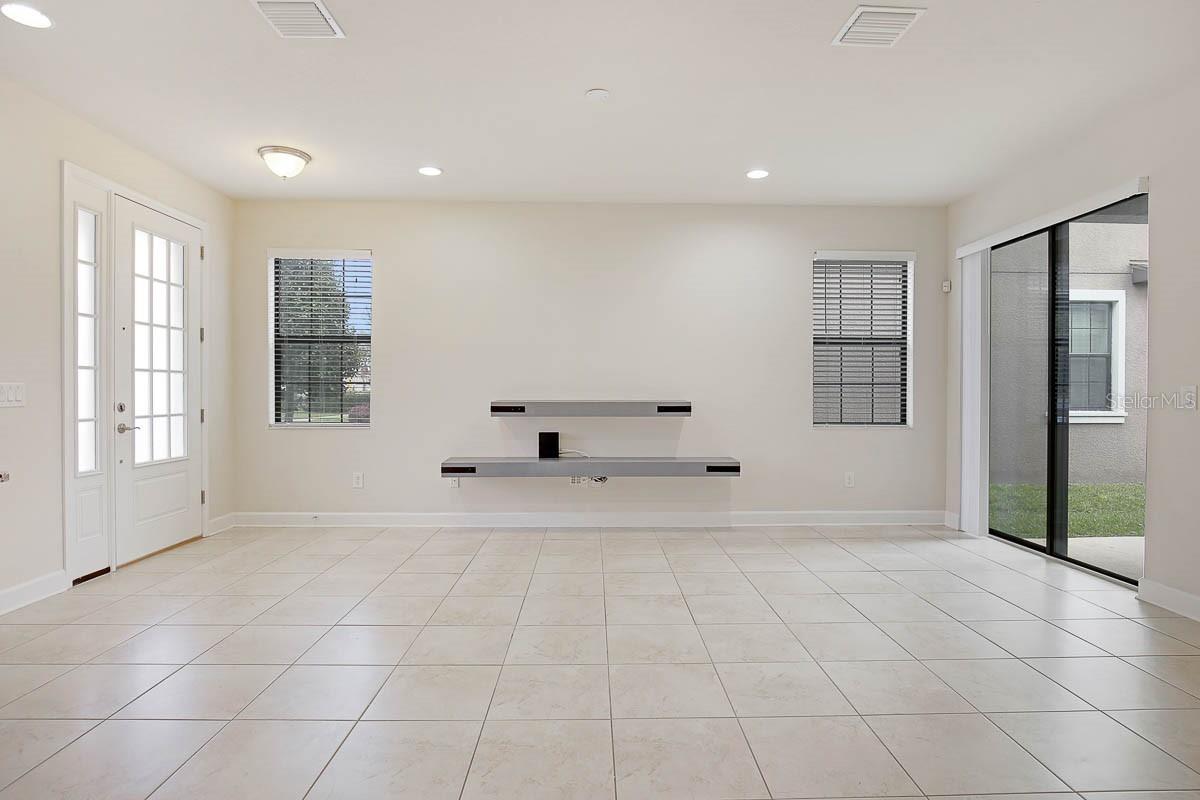 5810 VILLAGE CENTER DR, LITHIA, FL, 33547