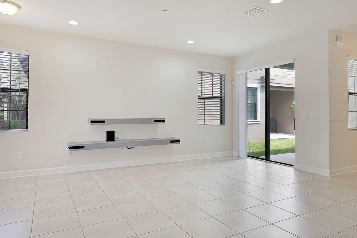 5810 VILLAGE CENTER DR, LITHIA, FL, 33547