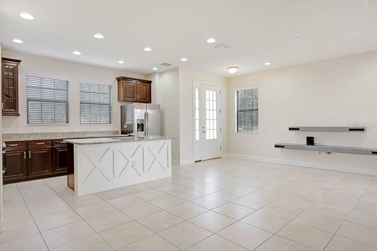 5810 VILLAGE CENTER DR, LITHIA, FL, 33547