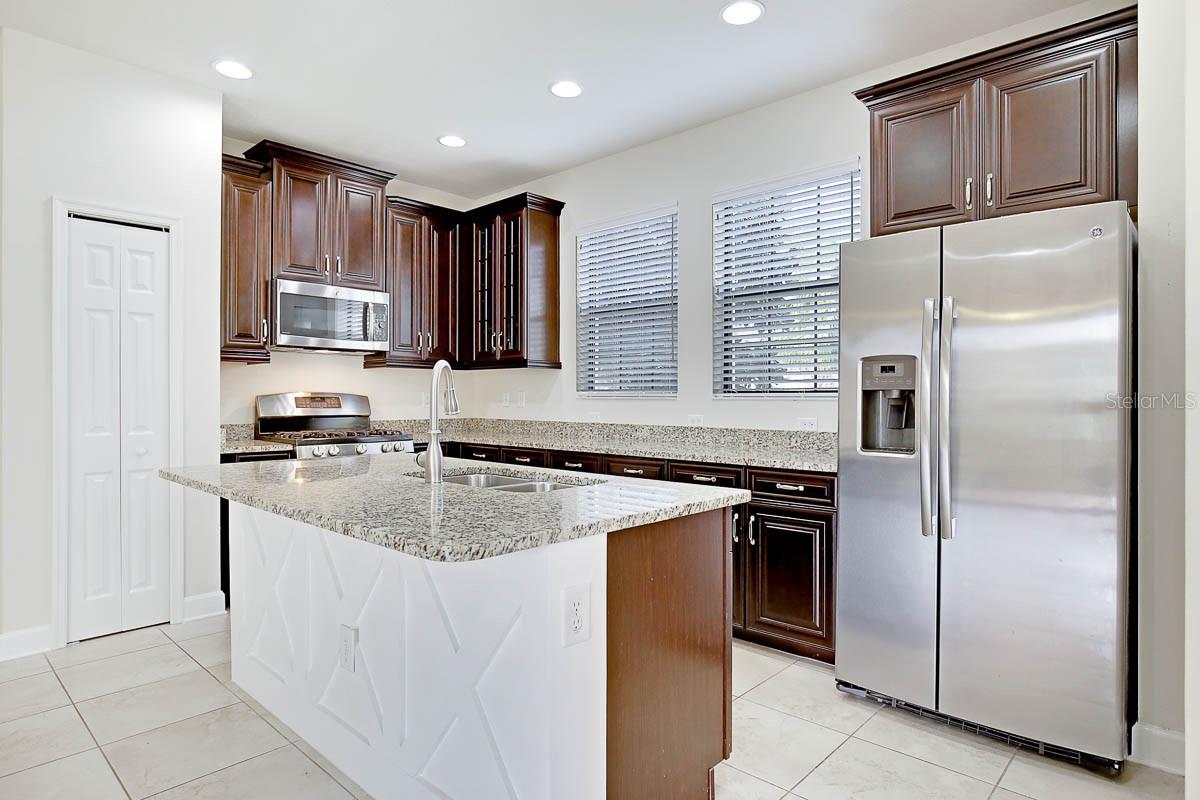 5810 VILLAGE CENTER DR, LITHIA, FL, 33547