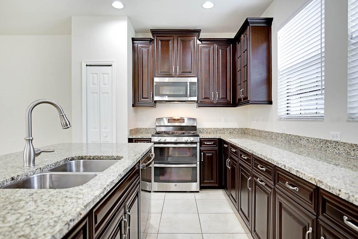 5810 VILLAGE CENTER DR, LITHIA, FL, 33547