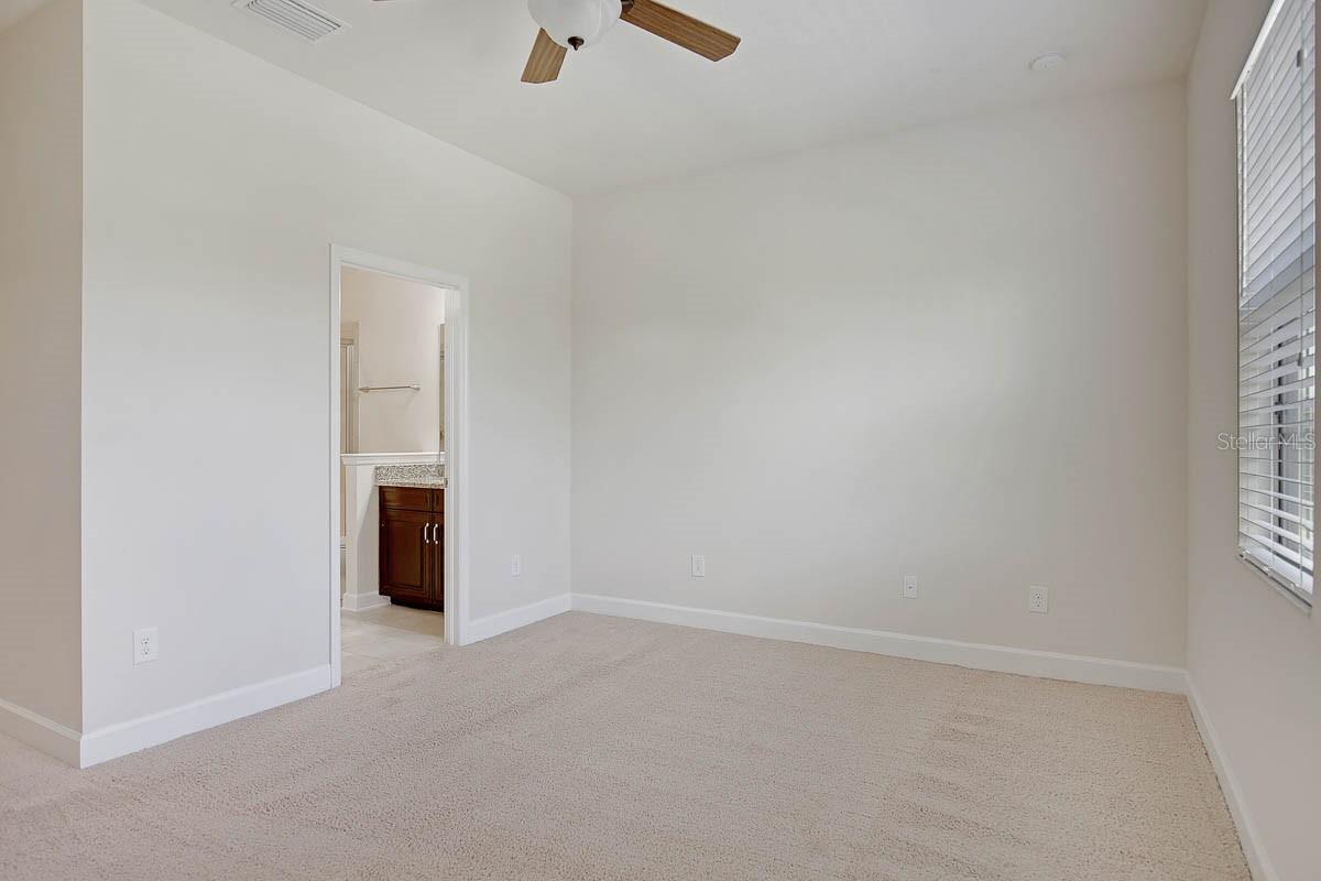 5810 VILLAGE CENTER DR, LITHIA, FL, 33547