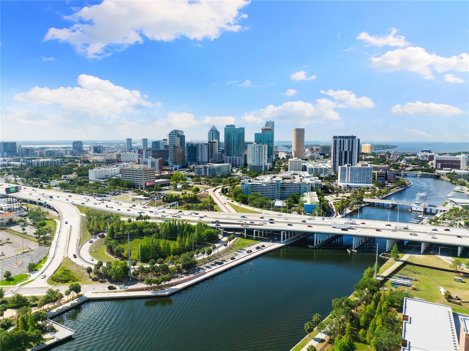 Less than 20 mins to Downtown Tampa