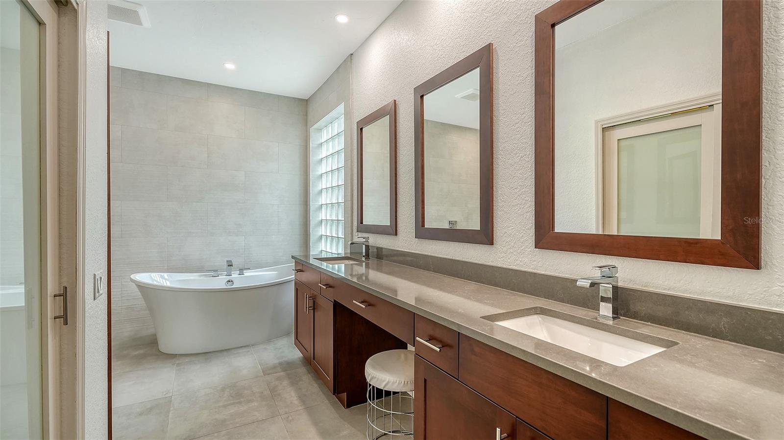 A4664339 Property Photo