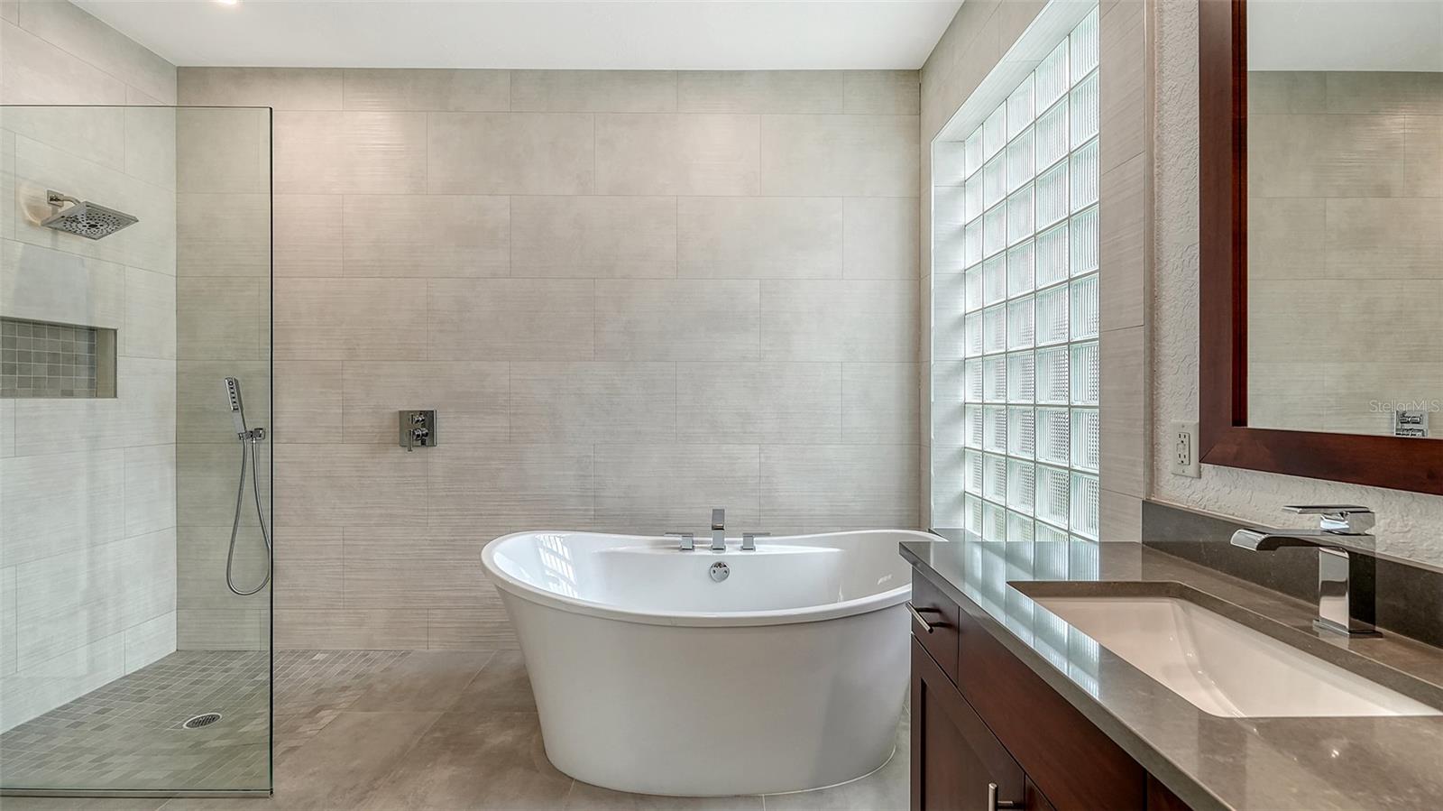 A4664339 Property Photo