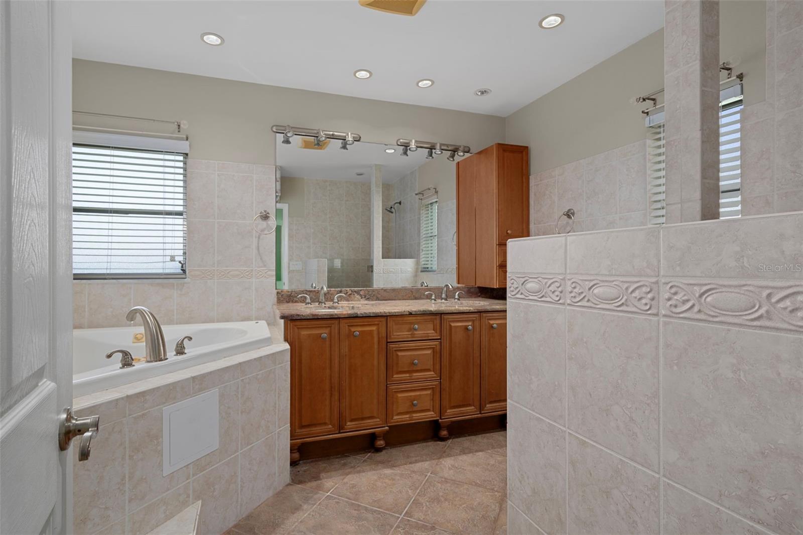 1563 EDEN ISLE BLVD NE, ST PETERSBURG, FL, 33704