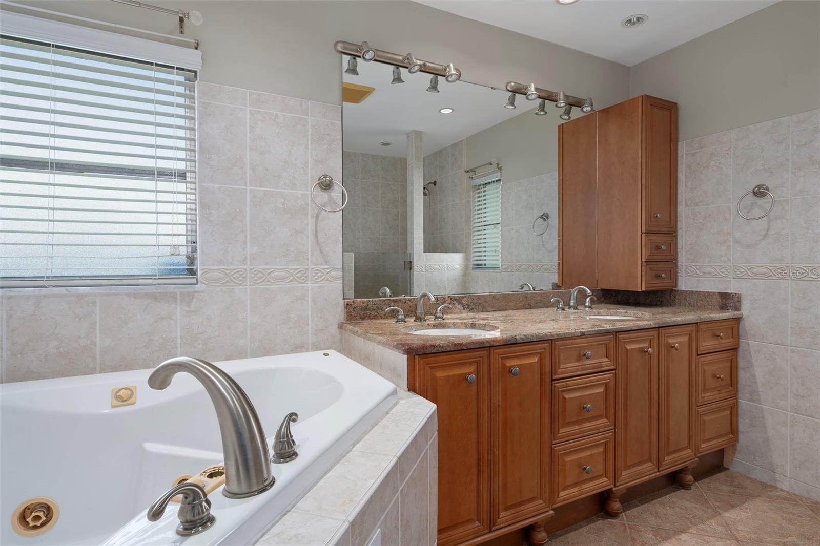 1563 EDEN ISLE BLVD NE, ST PETERSBURG, FL, 33704