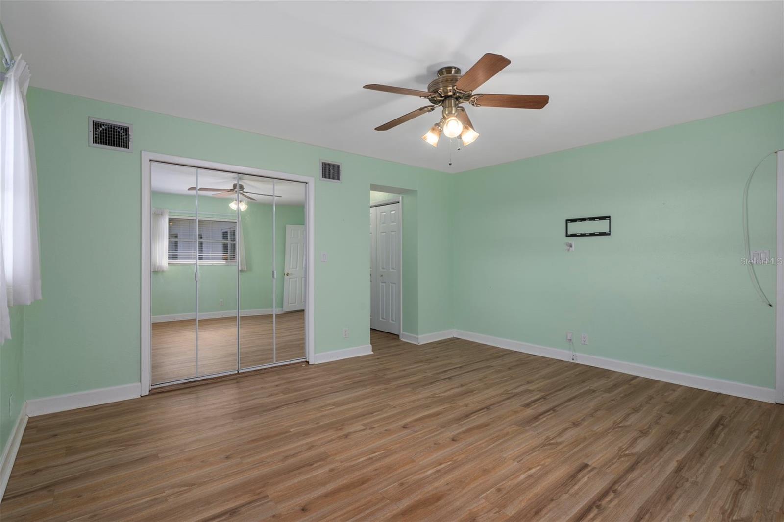 1563 EDEN ISLE BLVD NE, ST PETERSBURG, FL, 33704