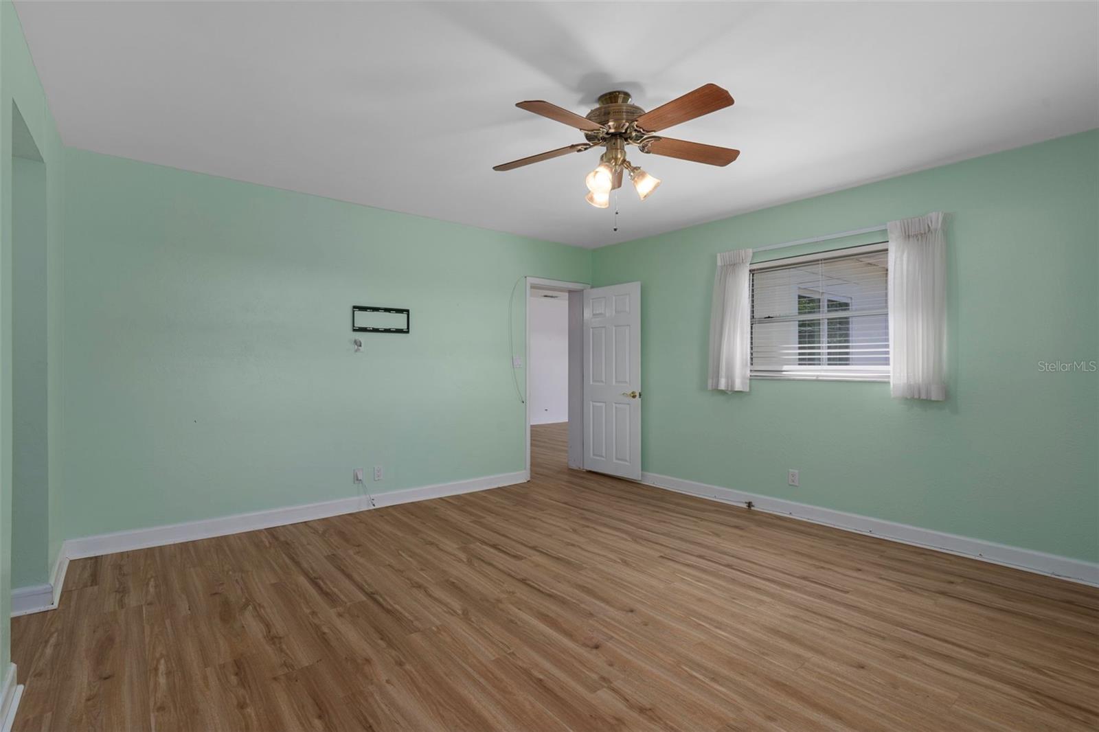 1563 EDEN ISLE BLVD NE, ST PETERSBURG, FL, 33704