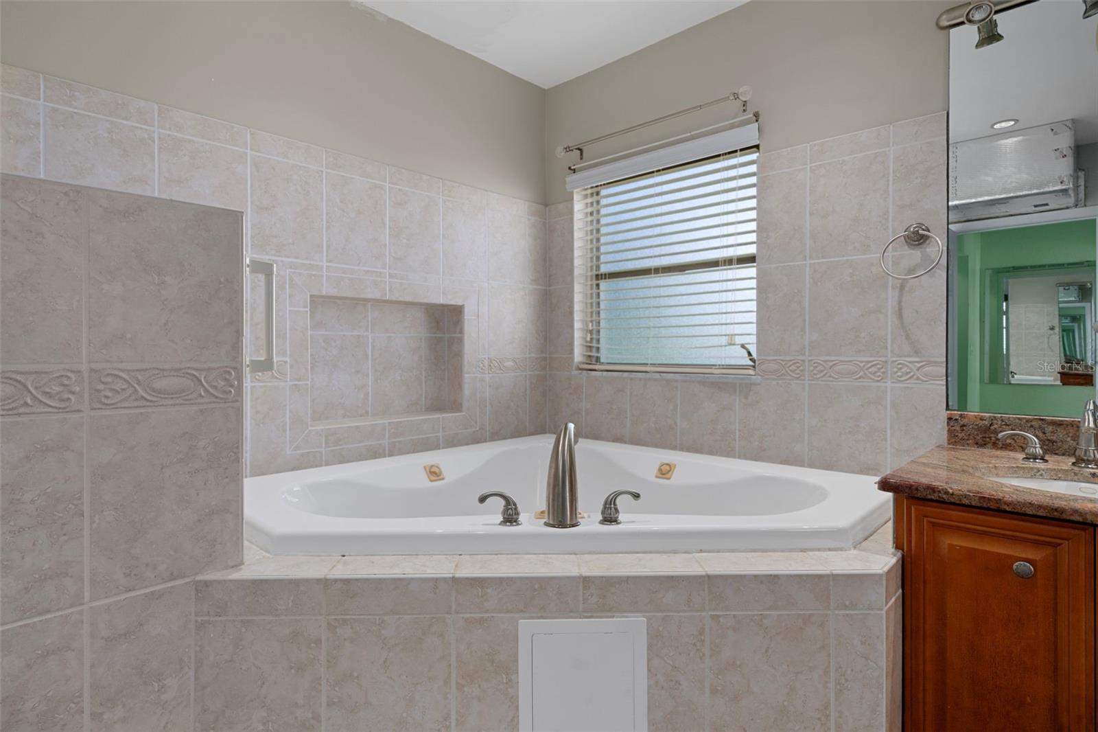 1563 EDEN ISLE BLVD NE, ST PETERSBURG, FL, 33704