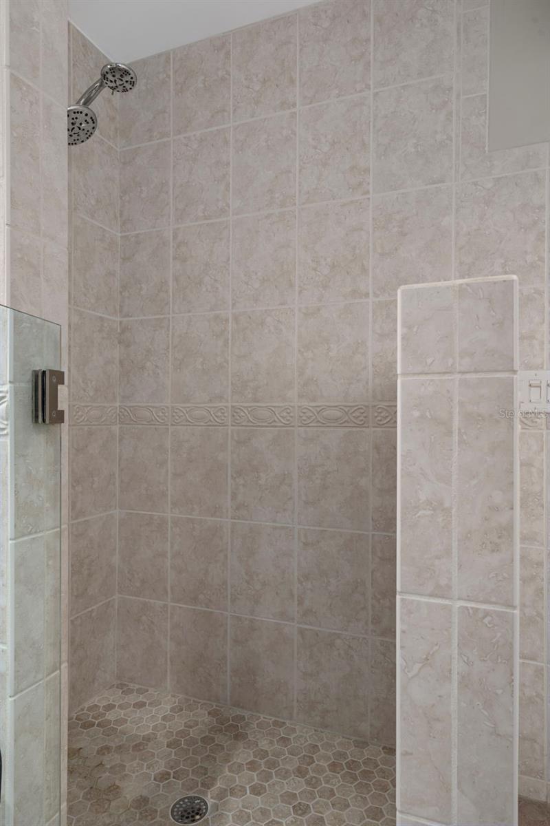 1563 EDEN ISLE BLVD NE, ST PETERSBURG, FL, 33704