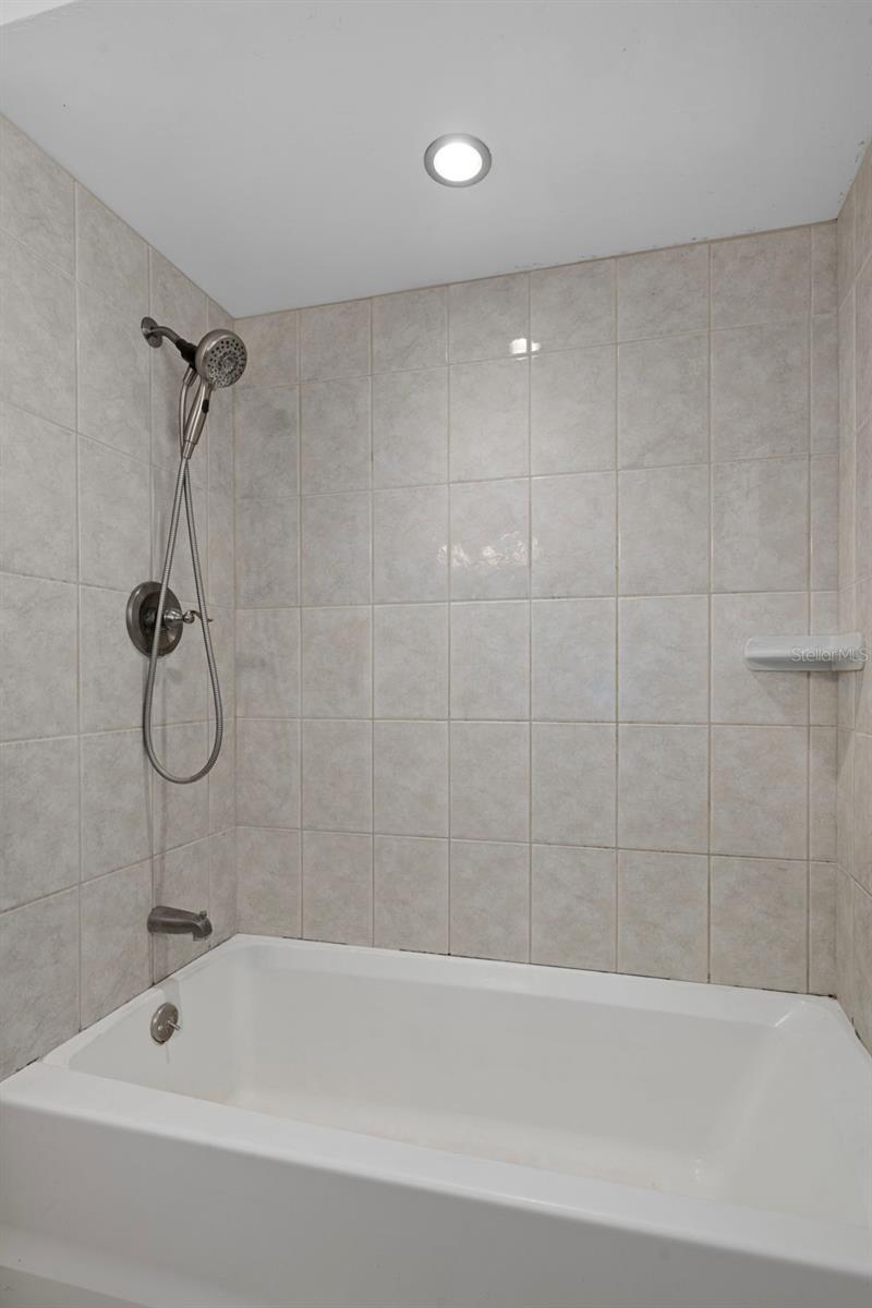 1563 EDEN ISLE BLVD NE, ST PETERSBURG, FL, 33704