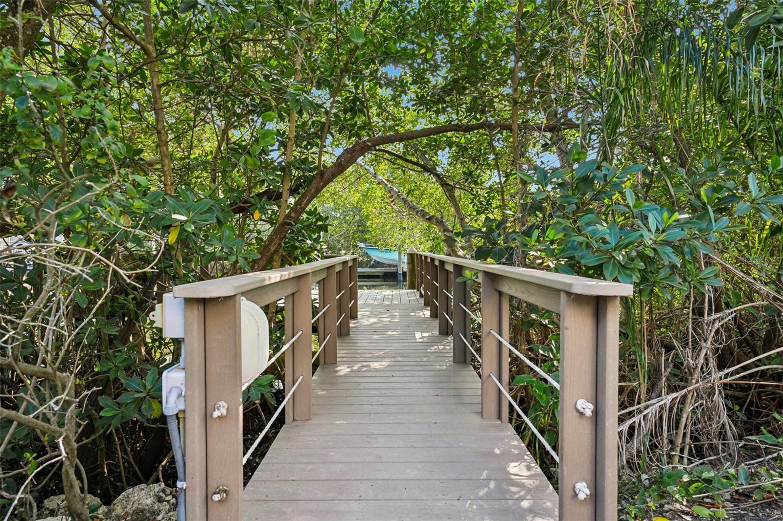 660 BAY LAUREL CT NE, ST PETERSBURG, FL, 33703