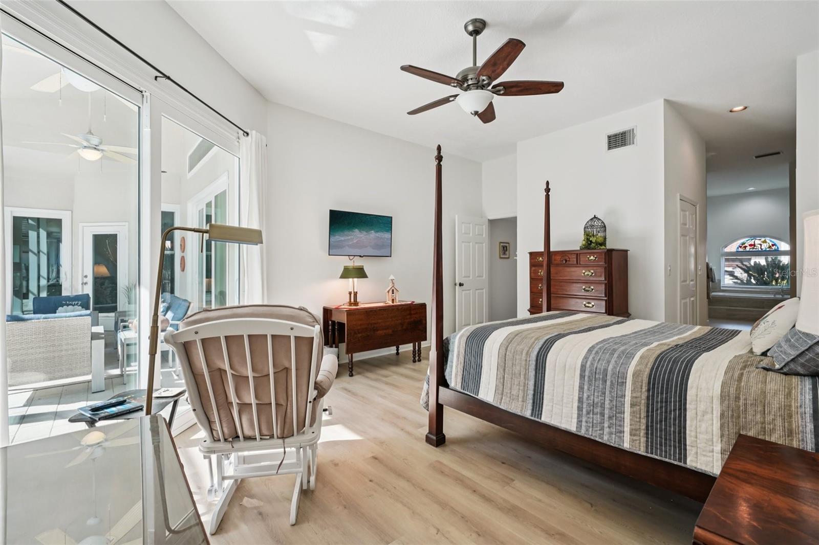 660 BAY LAUREL CT NE, ST PETERSBURG, FL, 33703