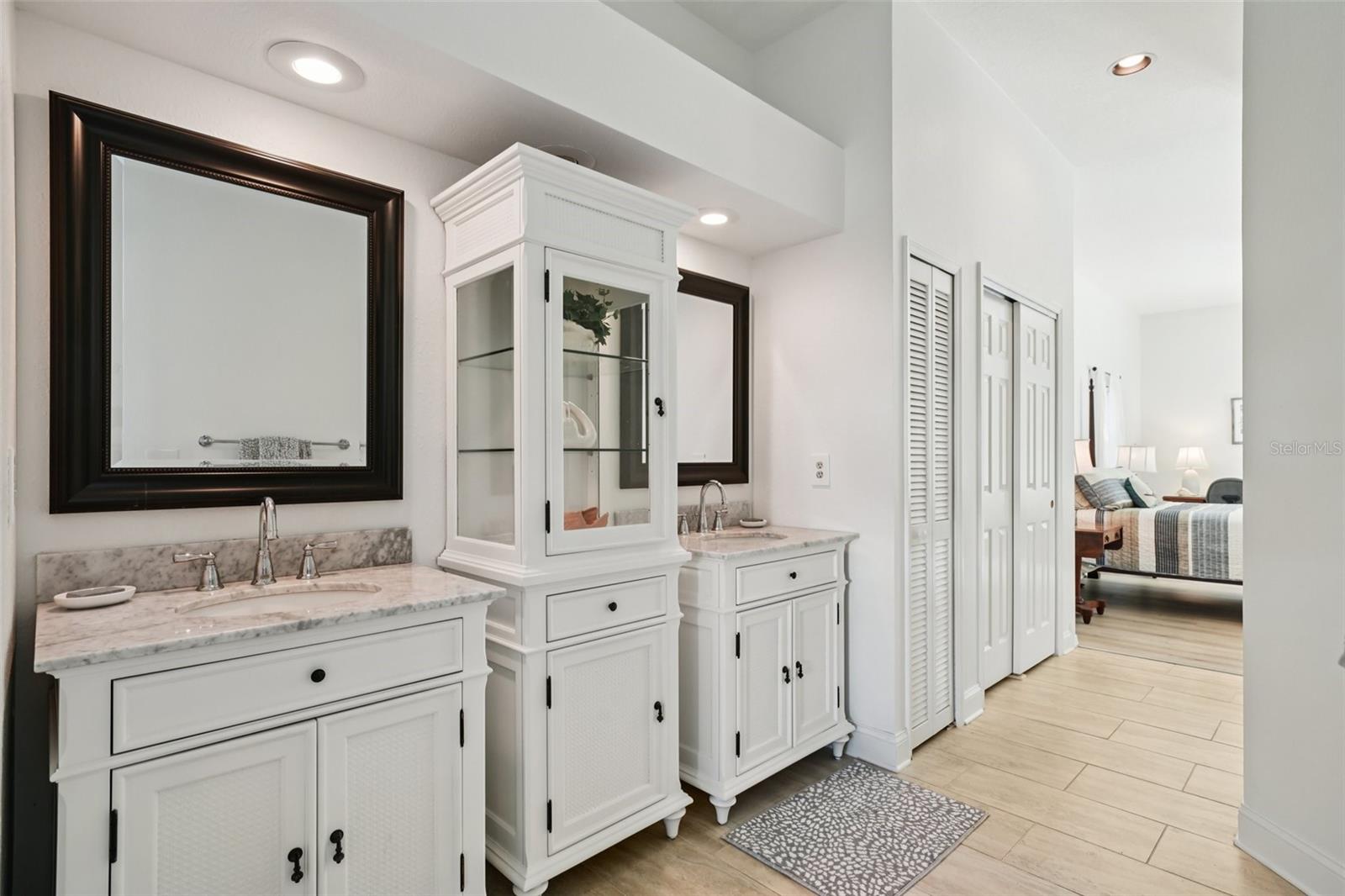 660 BAY LAUREL CT NE, ST PETERSBURG, FL, 33703