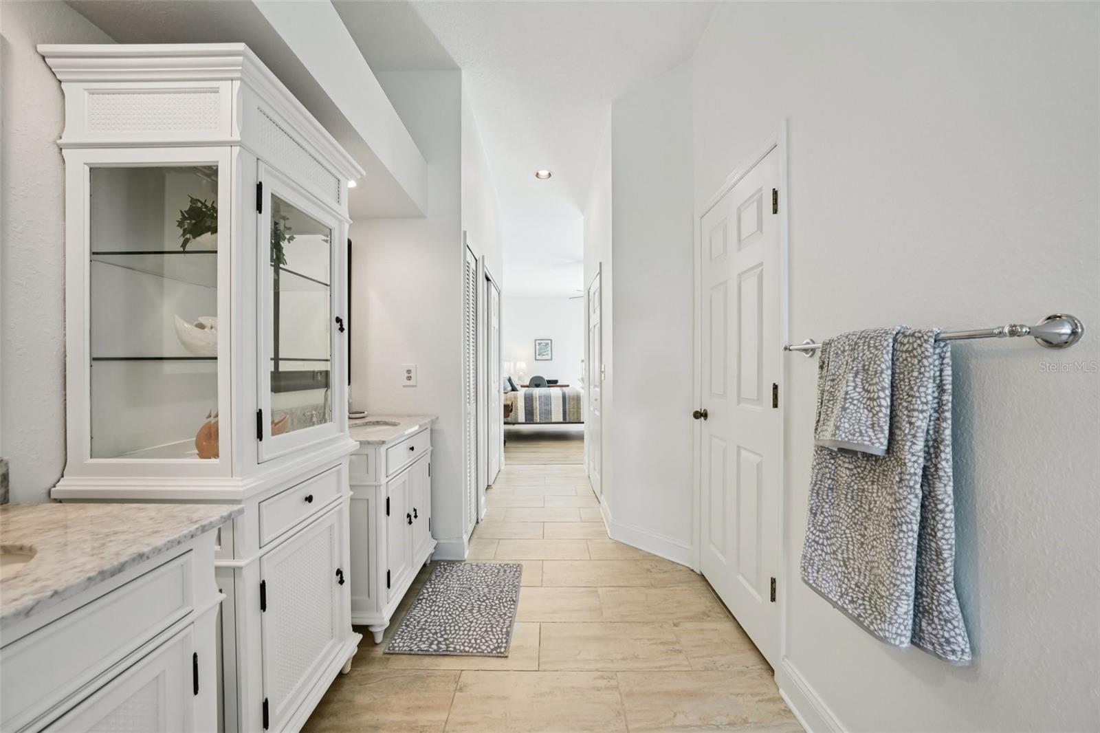 660 BAY LAUREL CT NE, ST PETERSBURG, FL, 33703